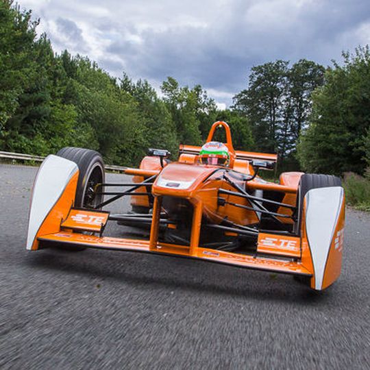 Der Formel-E-Rennwagen von Andtretti: Steckverbinder, Sensoren und Kabel sorgen selbst unter härtesten Bedingungen für absolut zuverlässige Verbindungen. Der Formel-E-Rennwagen von Andtretti: Steckverbinder, Sensoren und Kabel sorgen selbst unter härtesten Bedingungen für absolut zuverlässige Verbindungen.