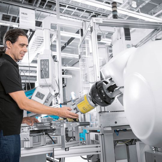 Der Montageroboter arbeitet in der Ventilmontage direkt und ohne Schutzkäfig mit dem Menschen zusammen. Der Montageroboter arbeitet in der Ventilmontage direkt und ohne Schutzkäfig mit dem Menschen zusammen.