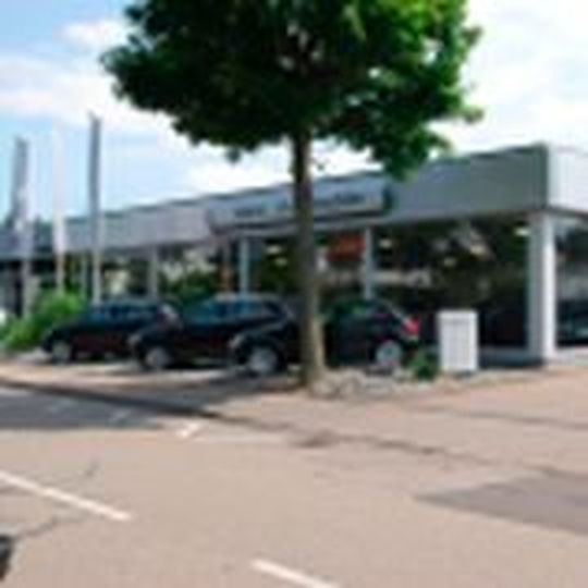 „Anders sein – besser sein – Hahn sein“. Hiernach leben und arbeiten die Mitarbeiter in der Esslinger Niederlassung der Hahn Automobile GmbH. „Anders sein – besser sein – Hahn sein“. Hiernach leben und arbeiten die Mitarbeiter in der Esslinger Niederlassung der Hahn Automobile GmbH.