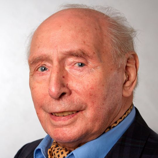 Friedrich Alois Schierenberg feierte seinen 100. Geburtstag bei guter Gesundheit im Kreis seiner Familie (mit sechs Enkeln und vier Urenkeln). Friedrich Alois Schierenberg feierte seinen 100. Geburtstag bei guter Gesundheit im Kreis seiner Familie (mit sechs Enkeln und vier Urenkeln).