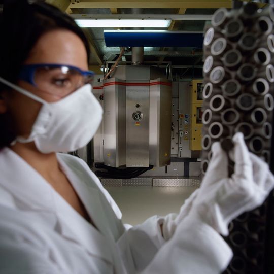 Im Kompetenzzentrum Oberflächentechnik von Schaeffler in Herzogenaurach kommen PVD- und PACVD-Verfahren zum Einsatz. Im Kompetenzzentrum Oberflächentechnik von Schaeffler in Herzogenaurach kommen PVD- und PACVD-Verfahren zum Einsatz.