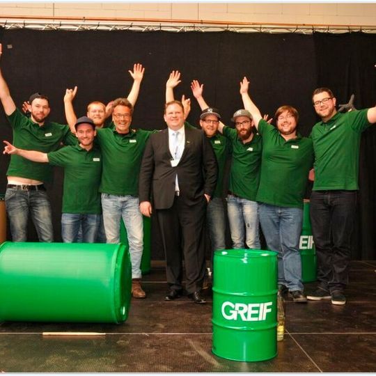 Gut gelaunt präsentierte sich Greif-Geschäftsführer Marco Krätz mit der Percussion-Truppe „Grove Onkels“ nach deren Trommelfeuerwerk auf Greif-Produkten zur Eröffnung des Standortes Mendig. Gut gelaunt präsentierte sich Greif-Geschäftsführer Marco Krätz mit der Percussion-Truppe „Grove Onkels“ nach deren Trommelfeuerwerk auf Greif-Produkten zur Eröffnung des Standortes Mendig.