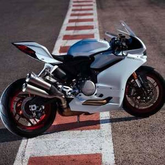 Kurz nach der EICMA bringt Ducati die neue 959 Panigale für den ersten Test auf die Straße. Kurz nach der EICMA bringt Ducati die neue 959 Panigale für den ersten Test auf die Straße.