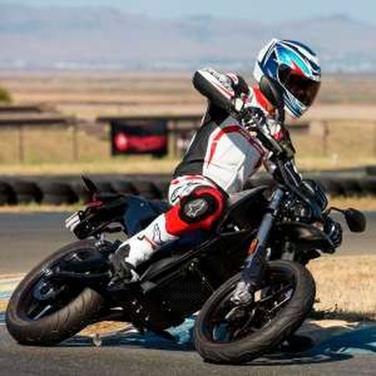 Das für 2016 neu entwickelte Modell FXS präsentiert sich als leichtes Supermoto-Bike. Das für 2016 neu entwickelte Modell FXS präsentiert sich als leichtes Supermoto-Bike.