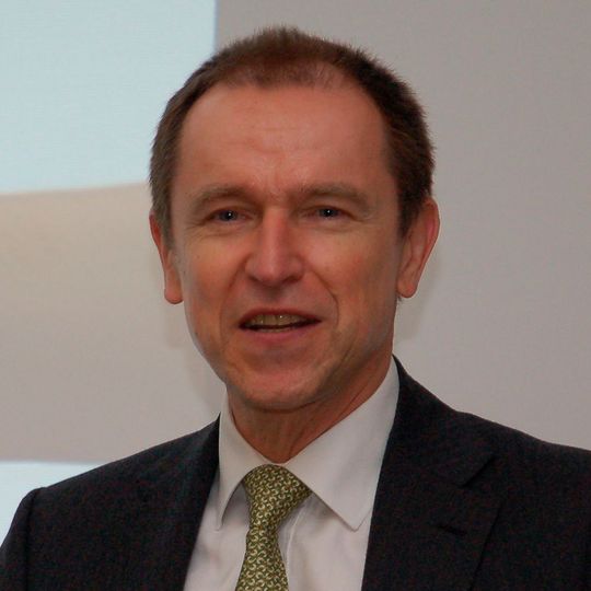 Dr. Klaus-Dieter Rosenbach, Vorstand Logistiksystemgeschäft bei Jungheinrich: „Mit dem neuen Gerät setzt Jungheinrich wieder einmal den Benchmark in der Branche.“