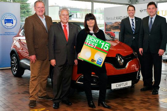 Fahrzeugübergabe: (v.li.) Renault-Händler Gerald Weil, Auto-Gewinnerin Manuela Diekmann, Eberhard Haag (Geschäftsführer) und Otfried Mohr (Obermeister; beide Kfz-Innung Hochtaunuskreis) sowie Joachim Kuhn (Geschäftsführer Kfz-Gewerbe Hessen).