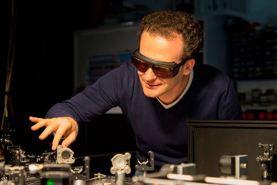 Alexander Bechtold am Laser-Tisch seines Labors im Walter Schottky Institut der TU München Alexander Bechtold am Laser-Tisch seines Labors im Walter Schottky Institut der TU München