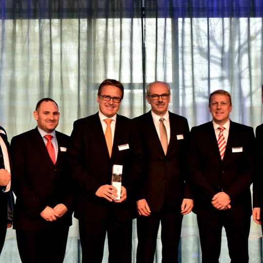 Wilhelm Rehm, im ZF-Vorstand unter anderem für Materialwirtschaft verantwortlich (2.v.r.), übergibt hier einen der „ZF Global Supplier Awards“ an Stefan Fuchs (2.v.l.), Chef des Öl- und Schmierstoffspezialisten Fuchs Petrolub. Wilhelm Rehm, im ZF-Vorstand unter anderem für Materialwirtschaft verantwortlich (2.v.r.), übergibt hier einen der „ZF Global Supplier Awards“ an Stefan Fuchs (2.v.l.), Chef des Öl- und Schmierstoffspezialisten Fuchs Petrolub.