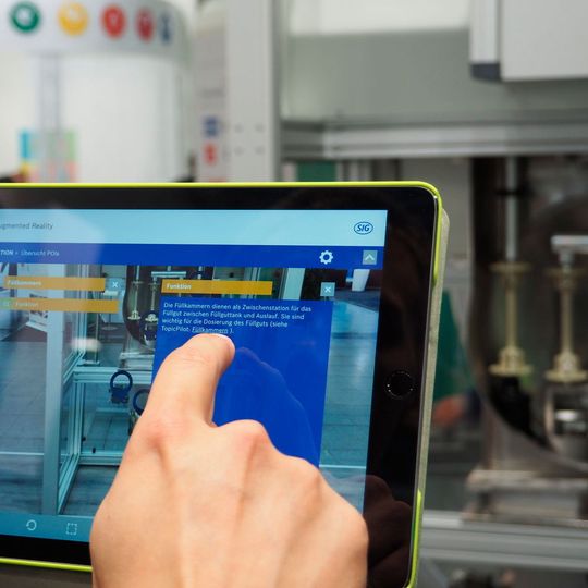 Docufy und Kothes! zeigten auf der Tekom, wie mit einer Augmented Reality-App von Reflekt Maschinendaten um virtuelle Informationen ergänzt werden. Docufy und Kothes! zeigten auf der Tekom, wie mit einer Augmented Reality-App von Reflekt Maschinendaten um virtuelle Informationen ergänzt werden.