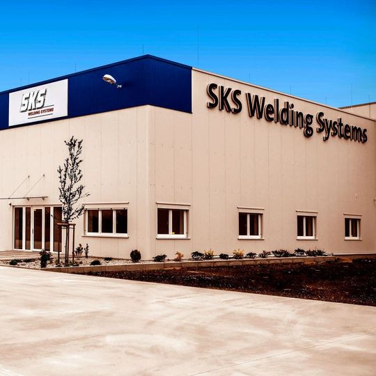 In größeren, funktionsgerecht gestalteten Räumen in Mladá Boleslav betreut die SKS Welding Systems s.r.o. in Tschechien ihre Kunden und bietet ihnen ein umfangreiches Leistungsspektrum. In größeren, funktionsgerecht gestalteten Räumen in Mladá Boleslav betreut die SKS Welding Systems s.r.o. in Tschechien ihre Kunden und bietet ihnen ein umfangreiches Leistungsspektrum.