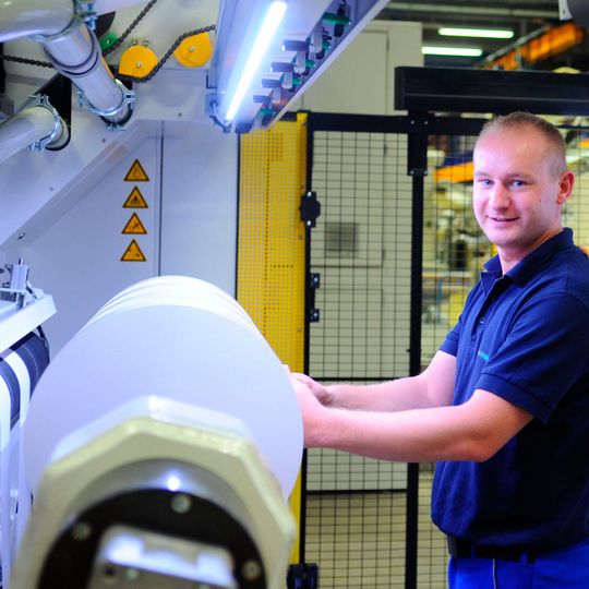 Roman Aberle an der neuen Schneidemaschine für Haftmaterial von Herma, das gefragt ist wie nie zuvor. Roman Aberle an der neuen Schneidemaschine für Haftmaterial von Herma, das gefragt ist wie nie zuvor.