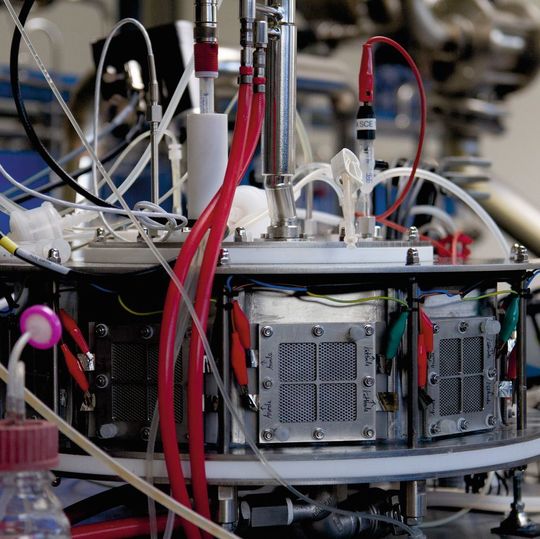 Abb. 1: Abbildung der 10L-Elektrobiogasanlage Abb. 1: Abbildung der 10L-Elektrobiogasanlage