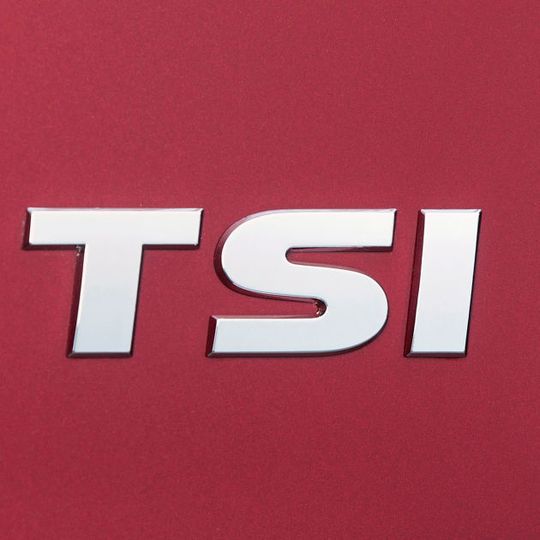 Auch bei einigen TSI-Motoren verschiedener Modelle fand VW Abweichungen bei den CO2-Angaben. Auch bei einigen TSI-Motoren verschiedener Modelle fand VW Abweichungen bei den CO2-Angaben.