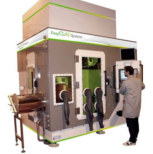 Beim „Magic 2.0“, dem größeren 3D-Drucker, steht ein Arbeitsraum von 1200 mm x 800 mm x 800 mm zur Verfügung. Hier können wahlweise zwei verschiedene Düsen mit unterschiedlich großen Öffnungen eingesetzt werden.