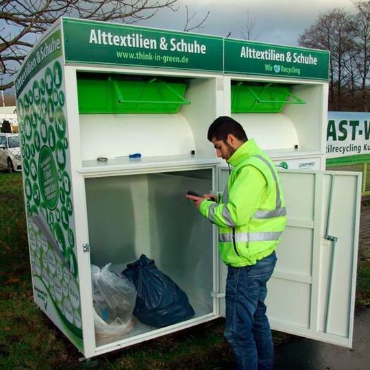 Der Fahrer leert einen Container, liest dessen RFID-Tag aus und gibt die Kennzahl der Füllmenge ein. Der Fahrer leert einen Container, liest dessen RFID-Tag aus und gibt die Kennzahl der Füllmenge ein.