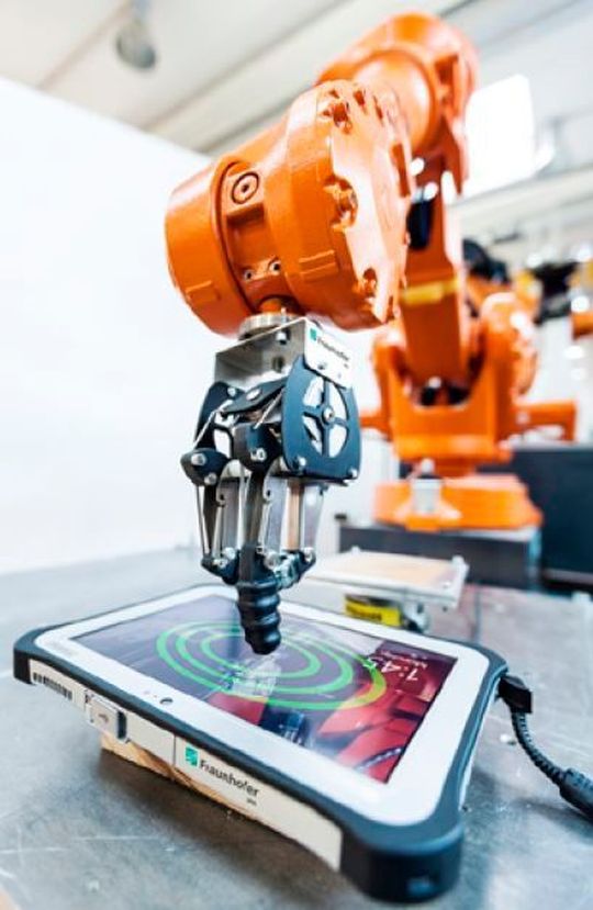 Ob Tastatur oder Touch-Display: Um ein HMI-System zu testen, bietet sich eine automatisierte Roboterlösung an. Der Roboter kann typische Anwenderszenarien tausdenfach nachstellen. Ob Tastatur oder Touch-Display: Um ein HMI-System zu testen, bietet sich eine automatisierte Roboterlösung an. Der Roboter kann typische Anwenderszenarien tausdenfach nachstellen.