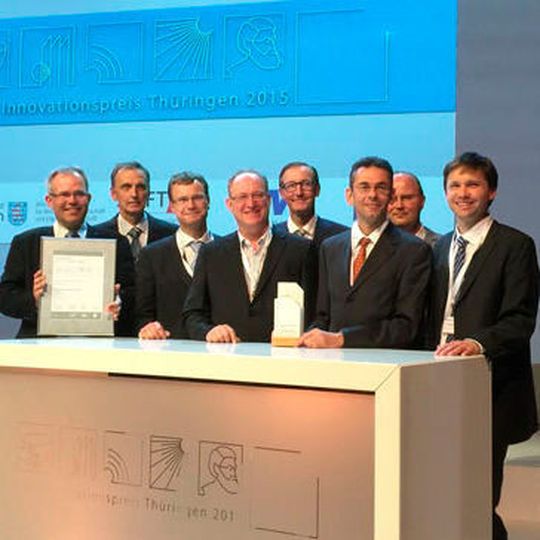 Zeiss wurde mit dem Thüringer Innovationspreis 2015 für das Konfokalmikroskop LSM 800 mit Airyscan in der Kategorie „Licht & Leben“ ausgezeichnet. Zeiss wurde mit dem Thüringer Innovationspreis 2015 für das Konfokalmikroskop LSM 800 mit Airyscan in der Kategorie „Licht & Leben“ ausgezeichnet.