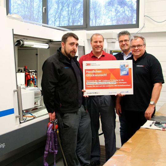Verkaufsleiter Norbert Völler (2. von rechts) und Gebietsverkaufsleiter Michael Eberl (rechts) überreichten den glücklichen Gewinnern der Zeltwanger Maschinenbau GmbH den Gutschein über die Teilnahme am 3M-Schleifseminar.