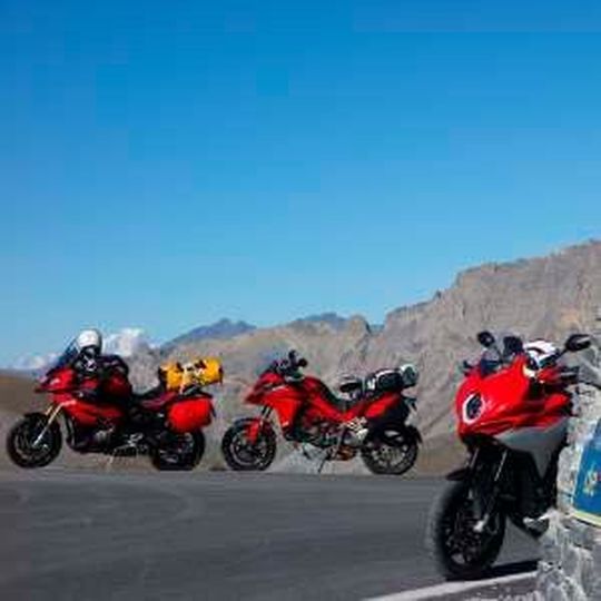 Der Vergleich der drei bärenstarken „Reise-Racer“ von BMW, Ducati und MV Agusta offenbart ein extrem hohes Leistungsniveau. Es ist nicht zuletzt deshalb gut nutzbar, weil die Fahrelektronik ein enormes Niveau erreicht hat. Der Vergleich der drei bärenstarken „Reise-Racer“ von BMW, Ducati und MV Agusta offenbart ein extrem hohes Leistungsniveau. Es ist nicht zuletzt deshalb gut nutzbar, weil die Fahrelektronik ein enormes Niveau erreicht hat.