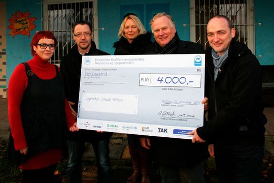 Scheckübergabe: (v.re.) Christian Grüschow, Bürgermeister der Stadt Bützow, Rainer Schlorf, Präsident des Kfz-Landesverbandes M-V , Renée Werner, Kfz-Verband M-V, Marcus Mischke, Landesinnungsmeister des Kfz-Handwerks M-V, Anke Dose, Leiterin Jugendclub Bützow.