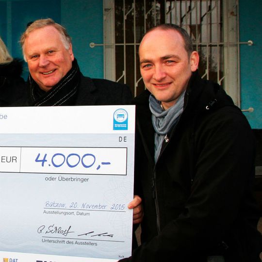 Spende für Jugendclub: Rainer Schlorf (li.; Präsident Kfz-Gewerbe Mecklenburg-Vorpommern) und Christian Grüschow (Bürgermeister der Stadt Bützow).