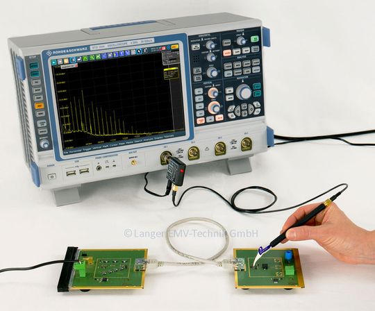 Bild 1: Um LVDS-Verbindungen zu entstören, wir im Messaufbau die LVDS-Baugruppe über RJ-45-Buchsen und Patchkabel verbunden. Mit einer Nahfeldsonde werden die einzelnen Pins überprüft. Bild 1: Um LVDS-Verbindungen zu entstören, wir im Messaufbau die LVDS-Baugruppe über RJ-45-Buchsen und Patchkabel verbunden. Mit einer Nahfeldsonde werden die einzelnen Pins überprüft.