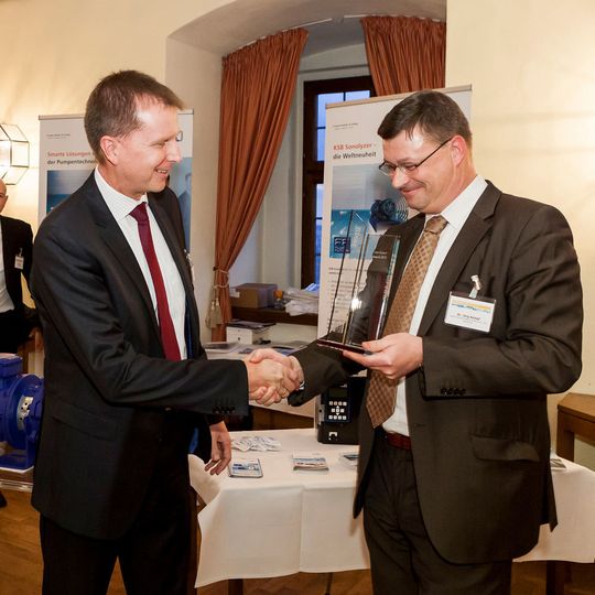 Unter dem Applaus der 160 Teilnehmer der Förderprozess-Foren 2015 nahm Jürgen Rittmeyer, Vertriebsleiter der Region Süd, KSB (links), den PROCESS Leser/User-Award 2014 vom stellv. PROCESS-Chefredakteur Dr. Jörg Kempf entgegen. Unter dem Applaus der 160 Teilnehmer der Förderprozess-Foren 2015 nahm Jürgen Rittmeyer, Vertriebsleiter der Region Süd, KSB (links), den PROCESS Leser/User-Award 2014 vom stellv. PROCESS-Chefredakteur Dr. Jörg Kempf entgegen.