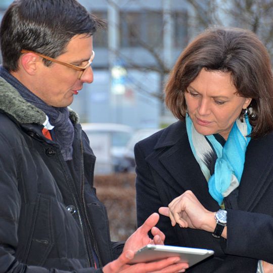 Bayerns Wirtschaftsministerin Ilse Aigner lässt sich die Funktionen der neuen Web App von Cirrantic-Chef Arne Meusel demonstrieren. Bayerns Wirtschaftsministerin Ilse Aigner lässt sich die Funktionen der neuen Web App von Cirrantic-Chef Arne Meusel demonstrieren.