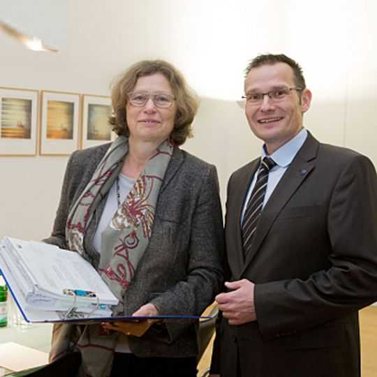 Regierungspräsidentin Anne Lütkes überreicht den Bescheid zum Betrieb der erweiterten Produktion an Hydro-Werkleiter Christoph Budde. Regierungspräsidentin Anne Lütkes überreicht den Bescheid zum Betrieb der erweiterten Produktion an Hydro-Werkleiter Christoph Budde.