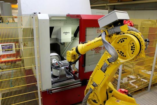MFL verwendet einen gebrauchten Roboter auf einer 15-Meter-Schiene, den die Niedersachsen in einer kleinen Zelle per sogenanntem Teach-in "eingewiesen" haben. MFL verwendet einen gebrauchten Roboter auf einer 15-Meter-Schiene, den die Niedersachsen in einer kleinen Zelle per sogenanntem Teach-in "eingewiesen" haben.