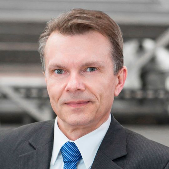 Am 26. November 2015 vom Aufsichtsrat der KHS-Gruppe zum neuen Geschäftsführer bestellt: Martin Resch. Am 26. November 2015 vom Aufsichtsrat der KHS-Gruppe zum neuen Geschäftsführer bestellt: Martin Resch.
