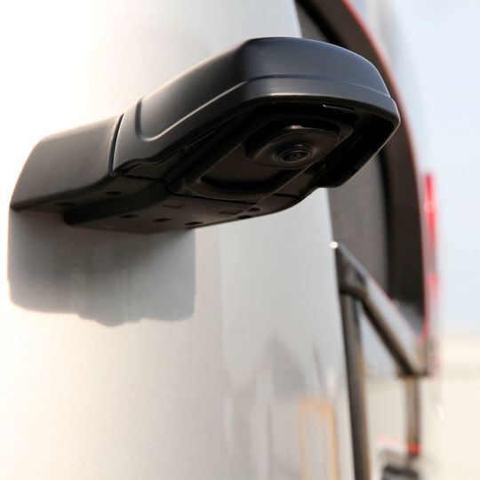 Das an der Fahrerkabine befestigte „Corner-Eye“ wurde speziell für Lastwagen und schwere Maschinen konzipiert. Das an der Fahrerkabine befestigte „Corner-Eye“ wurde speziell für Lastwagen und schwere Maschinen konzipiert.