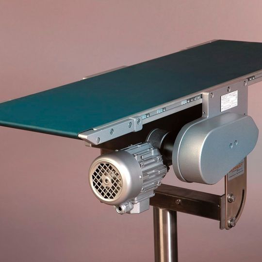 Platzsparend durch kompakte Bauweise: das neue Flachförderband GES-25 UA mit Unterantrieb. Platzsparend durch kompakte Bauweise: das neue Flachförderband GES-25 UA mit Unterantrieb.