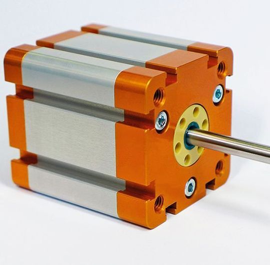 Der Linearantrieb hat bei einer Gesamtlänge von 63 mm einen Hub von 40 mm. Die Rotationsbewegung des Motors wird durch eine glatte Welle in eine Linearbewegung umgesetzt. Der Linearantrieb hat bei einer Gesamtlänge von 63 mm einen Hub von 40 mm. Die Rotationsbewegung des Motors wird durch eine glatte Welle in eine Linearbewegung umgesetzt.