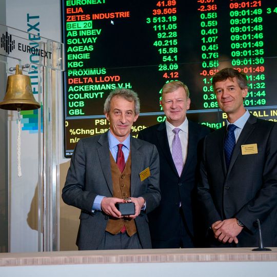 Zetes-CEO Alain Wirtz (l.) und CFO Pierre Lambert (r.) durften am 15. Dezember 2015 zum zehnjährigen Börsenjubiläum die Eröffnungsglocke der Euronext Brüssel läuten. Zetes-CEO Alain Wirtz (l.) und CFO Pierre Lambert (r.) durften am 15. Dezember 2015 zum zehnjährigen Börsenjubiläum die Eröffnungsglocke der Euronext Brüssel läuten.