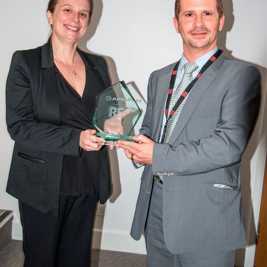 Joanne Bradbury, Global Product Group Manager (RS) empfängt den Award von Gregory Sachnine, President und CEO (APEM). Joanne Bradbury, Global Product Group Manager (RS) empfängt den Award von Gregory Sachnine, President und CEO (APEM).