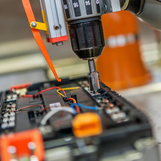 Demontage einer Batterie für Elektrofahrzeuge: An der Technischen Universität Braunschweig wurde eine Demonstrationsanlage zum Recycling von Lithium-Ionen-Batterien eingeweiht. Demontage einer Batterie für Elektrofahrzeuge: An der Technischen Universität Braunschweig wurde eine Demonstrationsanlage zum Recycling von Lithium-Ionen-Batterien eingeweiht.