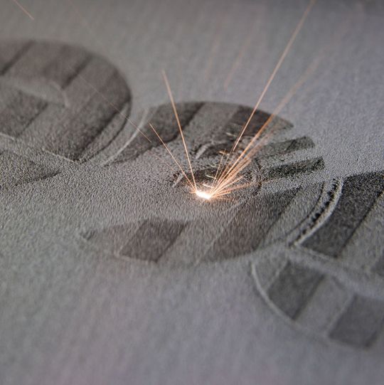 EOS hat mit EOS StainlessSteel CX einen neuen Metallwerkstoff für seine Laserschmelzanlagen auf den Markt gebracht. EOS hat mit EOS StainlessSteel CX einen neuen Metallwerkstoff für seine Laserschmelzanlagen auf den Markt gebracht.