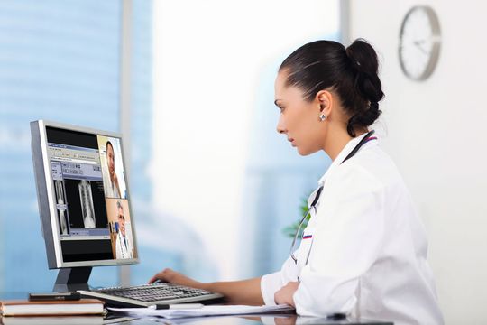 Videokonferenzen am Schreibtisch: Gehören noch nicht zum Alltag eines Mediziners. Abhilfe versprechen Lösungen, die Software-basiert sind.