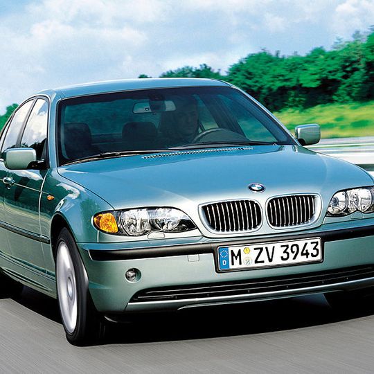 Bei älteren BMW 3ern werden die Airbags überprüft. Bei älteren BMW 3ern werden die Airbags überprüft.