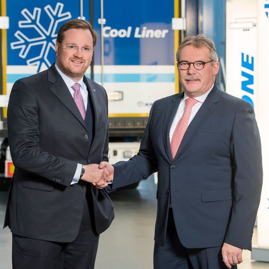 Bernard Krone (l.) und Bernd Brüggen haben ihre Unternehmen unter dem Dach der neuen Krone Nutzfahrzeug-Gruppe miteinander verschmolzen. Bernard Krone (l.) und Bernd Brüggen haben ihre Unternehmen unter dem Dach der neuen Krone Nutzfahrzeug-Gruppe miteinander verschmolzen.