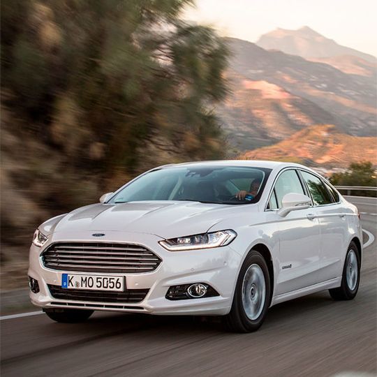 Der Ford Mondeo Hybrid zeigt gute Fahrleistungen bei geringem Verbrauch. Der Ford Mondeo Hybrid zeigt gute Fahrleistungen bei geringem Verbrauch.