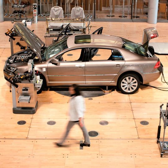 Die Produktion des Phaeton läuft im kommenden März aus. 2019 soll die E-Variante wieder in Dresden vom Band rollen. Die Produktion des Phaeton läuft im kommenden März aus. 2019 soll die E-Variante wieder in Dresden vom Band rollen.