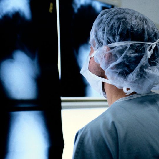 2016 wird nach Ansicht von Experten ein Jahr weiterer IT-Innovationen im Gesundheitswesen, aber auch neuer Risiken durch Cyberkriminelle sein. 2016 wird nach Ansicht von Experten ein Jahr weiterer IT-Innovationen im Gesundheitswesen, aber auch neuer Risiken durch Cyberkriminelle sein.