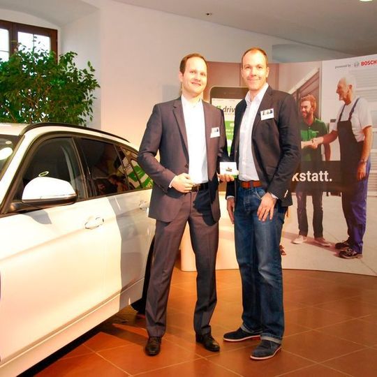 Der BMW im Burgsaal der Würzburger Marienfeste: Die Drivelog-Vertriebsleute Fabian Texdorf (li.) und Markus Holtz demonstrierten den Connector live. Der BMW im Burgsaal der Würzburger Marienfeste: Die Drivelog-Vertriebsleute Fabian Texdorf (li.) und Markus Holtz demonstrierten den Connector live.