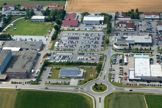Eine veritable Automeile betriebt AVP in Plattling. Eine veritable Automeile betriebt AVP in Plattling.