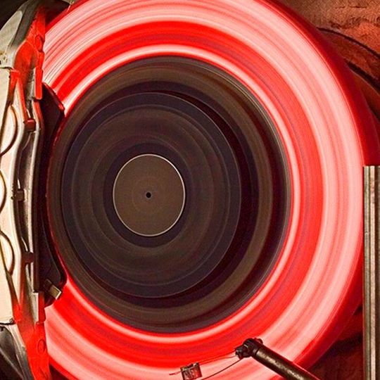 Im Testlabor von Brembo wird das Material bis zur Rotglut gequält. Im Testlabor von Brembo wird das Material bis zur Rotglut gequält.
