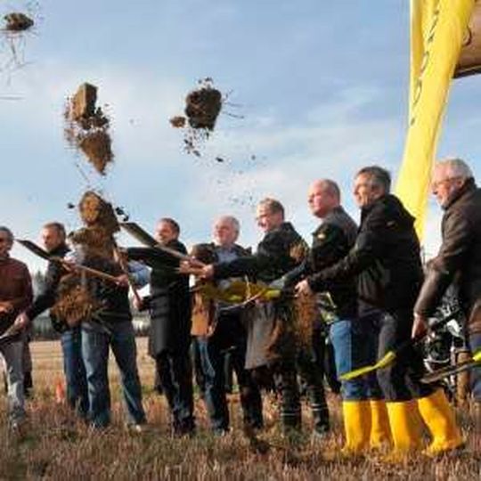 Da fliegen die (Erd-)Batzen: Actionreicher erster Spatenstich für das neue Touratech-Logistikzentrum. Da fliegen die (Erd-)Batzen: Actionreicher erster Spatenstich für das neue Touratech-Logistikzentrum.