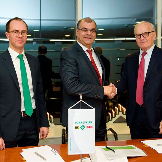 Alexander Parfinovich, CEO von Naco Technologies, Dr. Yashar Musayev, Leiter Kompetenzzentrum Oberflächentechnik bei Schaeffler, und Professor Valery Mitin, Mitgründer von Naco (v.l.n.r.) freuen sich nach Abschluss der Vertragsverhandlungen auf die Zusammenarbeit. Alexander Parfinovich, CEO von Naco Technologies, Dr. Yashar Musayev, Leiter Kompetenzzentrum Oberflächentechnik bei Schaeffler, und Professor Valery Mitin, Mitgründer von Naco (v.l.n.r.) freuen sich nach Abschluss der Vertragsverhandlungen auf die Zusammenarbeit.