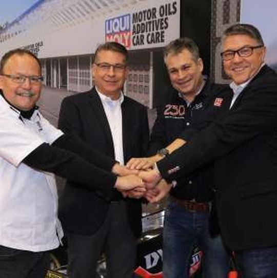 Partnerschaftr besiegelt (von links): Carlos Travé, General Manager Two Wheels Liqui Moly, Lars Immig, Geschäftsführer (CSO) bei Polo Motorrad, Marco Evers, Leitung Sortiment bei Polo Motorrad Peter Baumann, Marketingleiter bei Liqui Moly. Partnerschaftr besiegelt (von links): Carlos Travé, General Manager Two Wheels Liqui Moly, Lars Immig, Geschäftsführer (CSO) bei Polo Motorrad, Marco Evers, Leitung Sortiment bei Polo Motorrad Peter Baumann, Marketingleiter bei Liqui Moly.